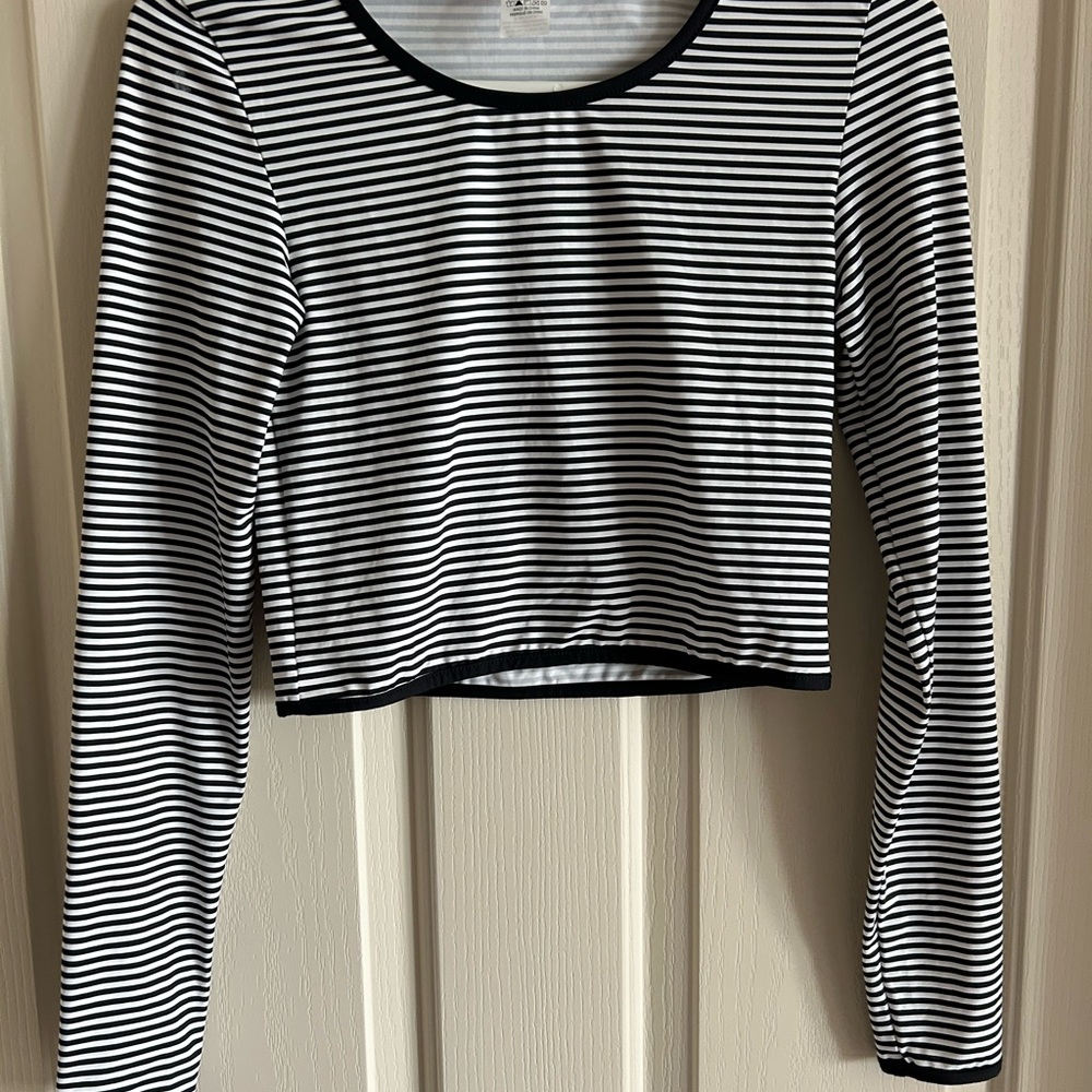 Black and White Fitted Crop Blouse with Long Sleeves swim top